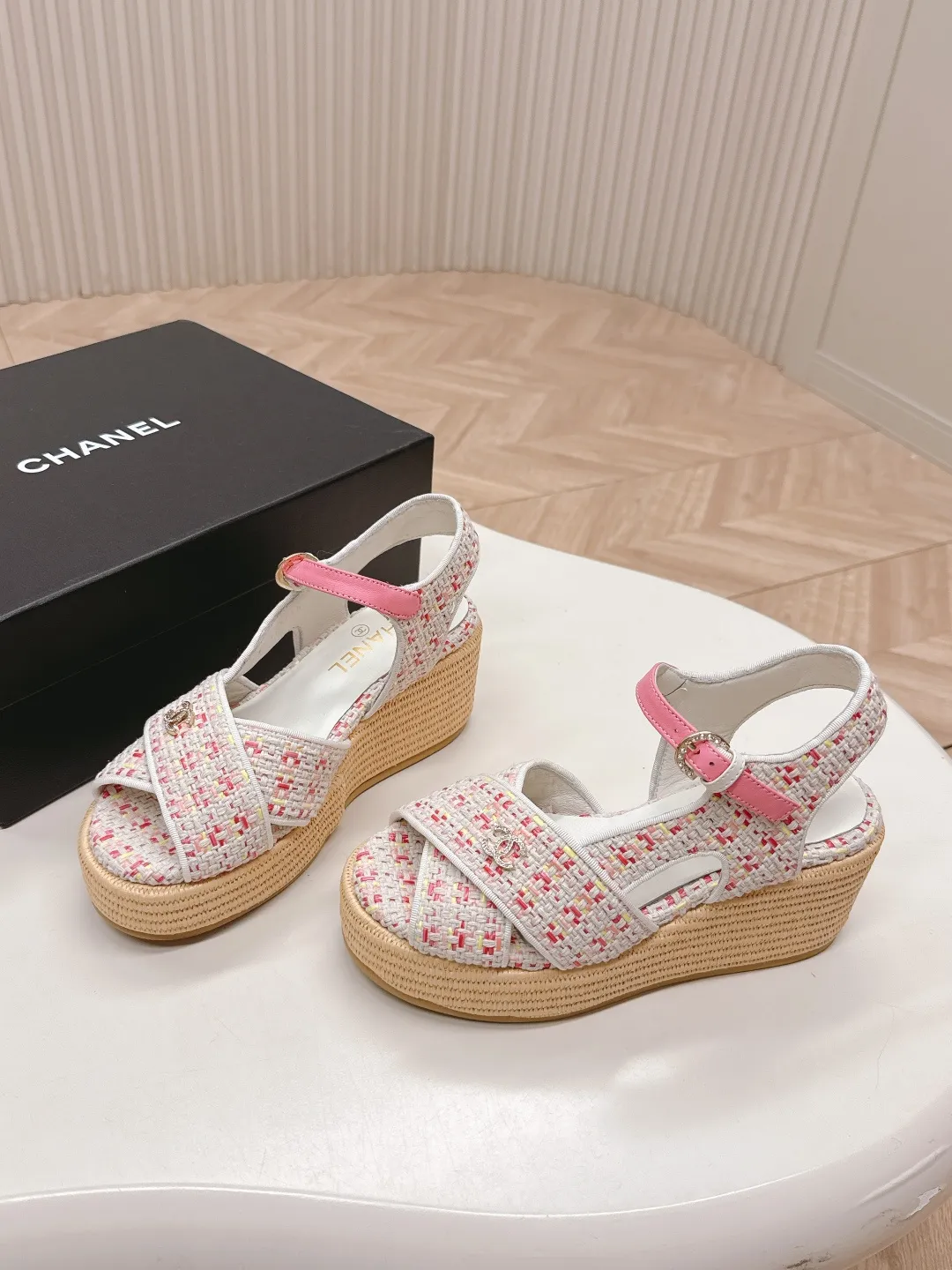 👟👟Ex-factory price 600👟👟 CHANEL Chanel 2025 new sandals and slippers series classic series every style is great rhombus platform sandals and slippers elegant and noble comfortable and versatile upper: sheepskin, woven cloth foot pads: sheepskin sole: rubber outsole size: 35-40
